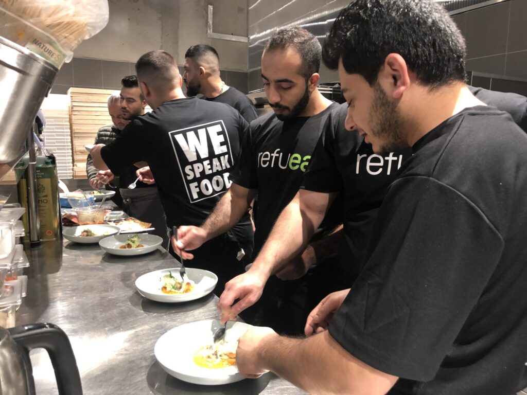 Glückliches refueat Team bei der Zubereitung des Fingerfood Caterings für Berlin