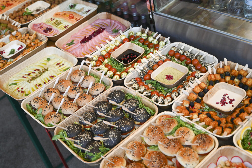 Fingerfood Catering Platten nebeneinander